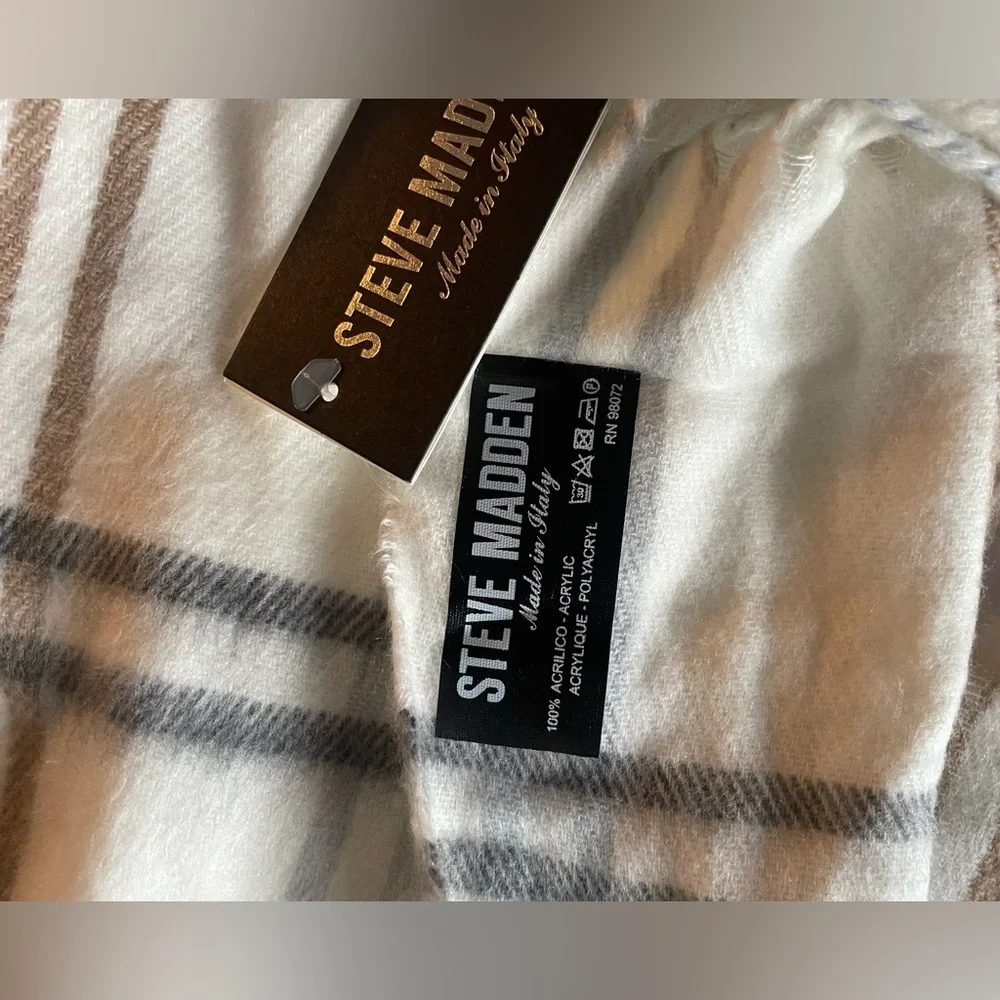 Steve Madden soft Plaid scarf in Cream and Grey